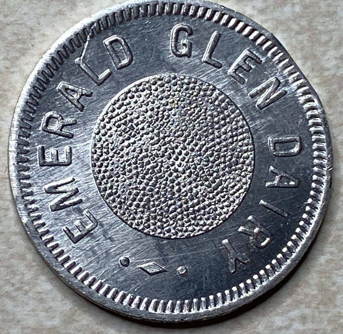 T9077 Emerald Glen Dairy, Gardena, CA  Anillo Restrike Arcade Token