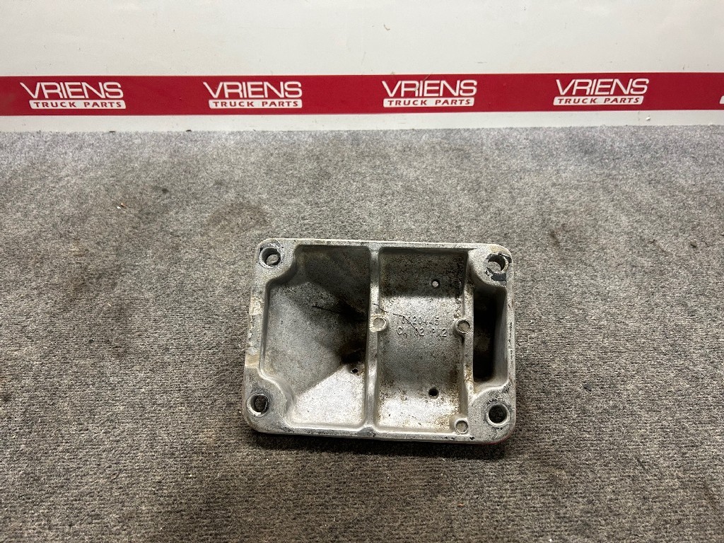 PETERBILT R11-6337R BRACKET-CAB MOUNT RH