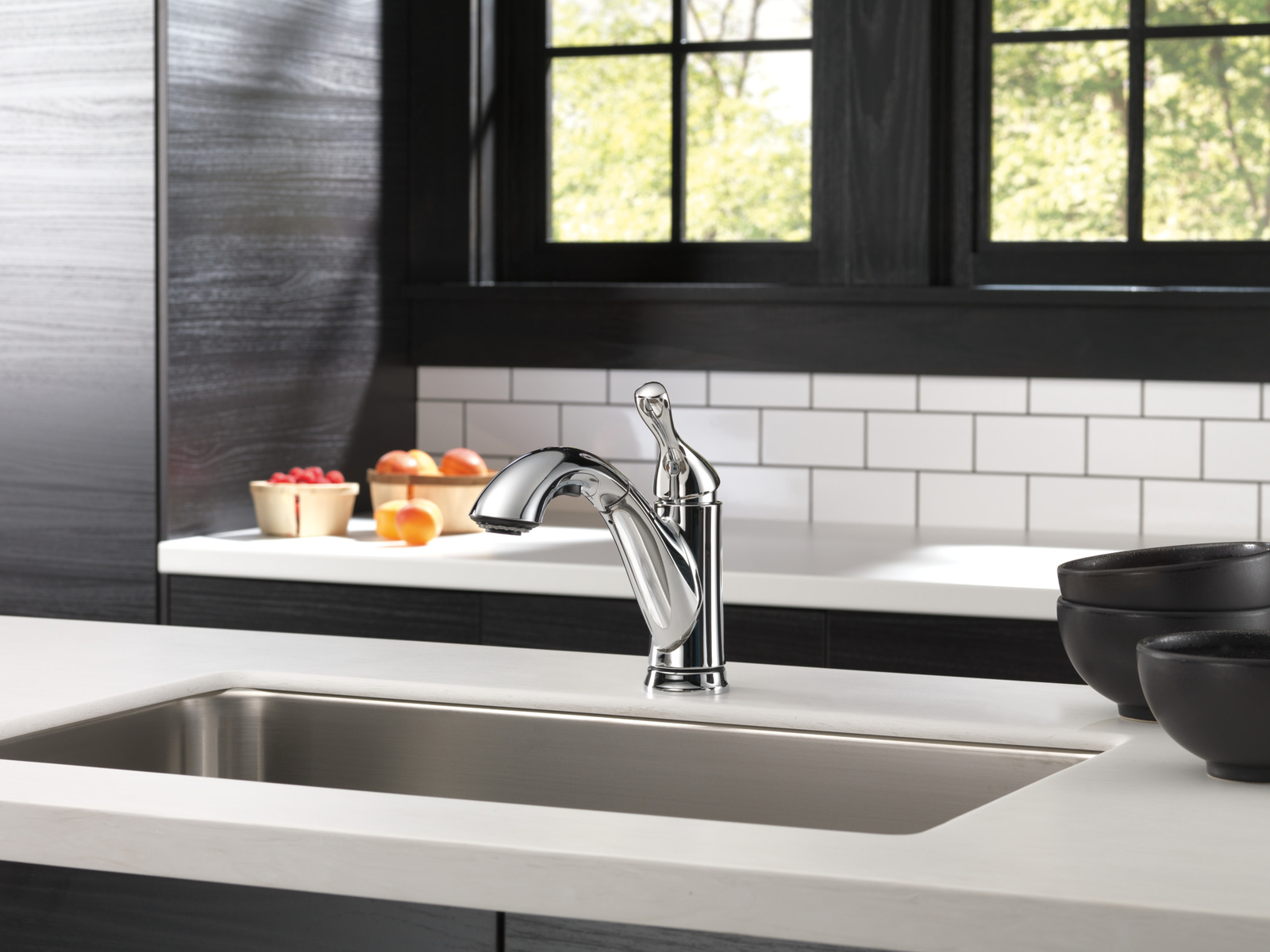Delta Grant Pull-Out Kitchen Faucet in Chrome-Certified Refurbished