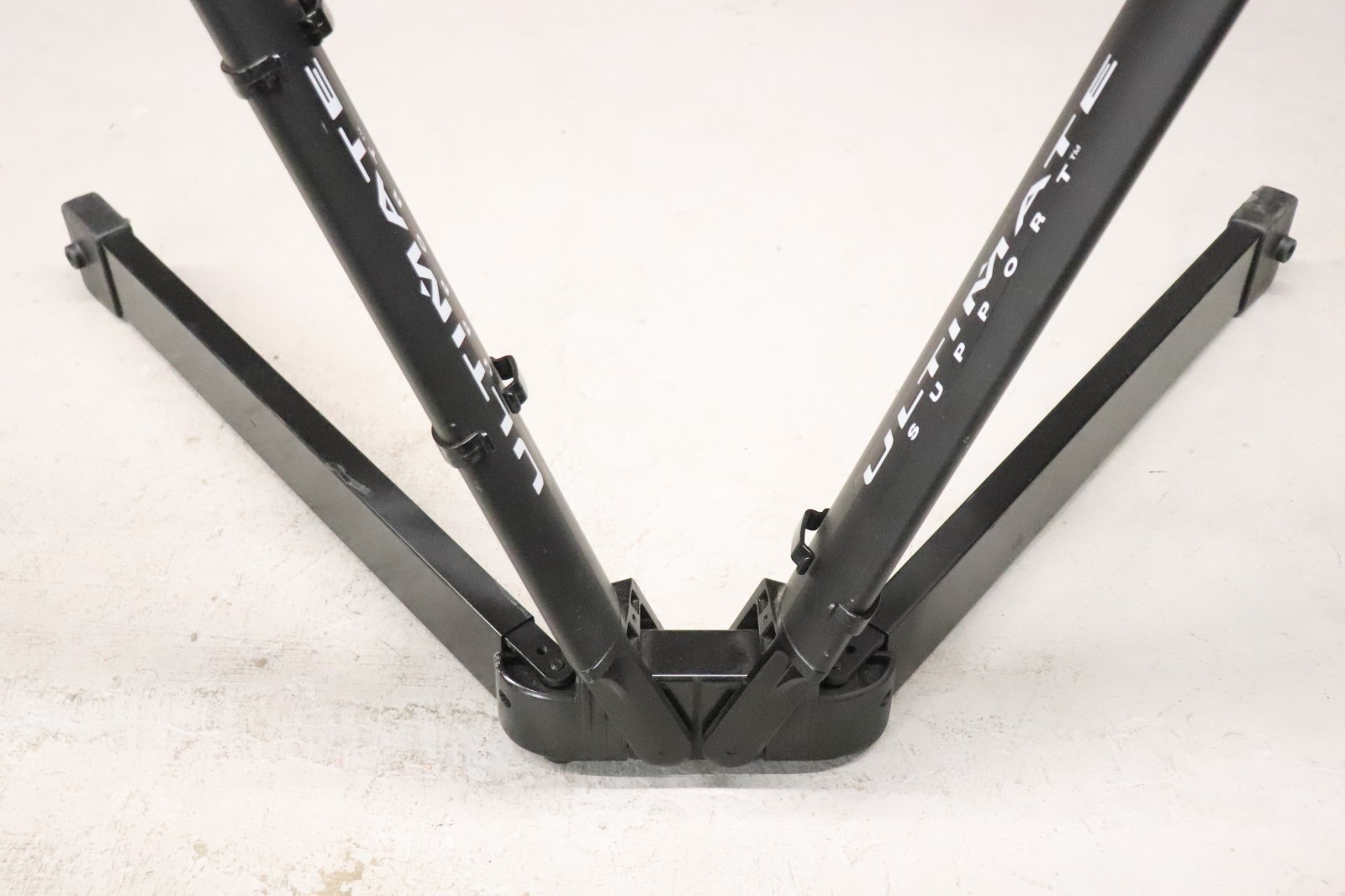 Ultimate Support V-Stand Pro V-Style Keyboard Stand Black