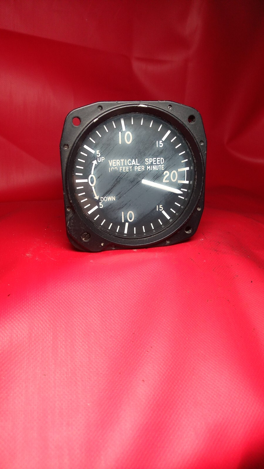 UNITED INSTRUMENTS VERTICAL SPEED INDICATOR 0-2000FT./MIN
