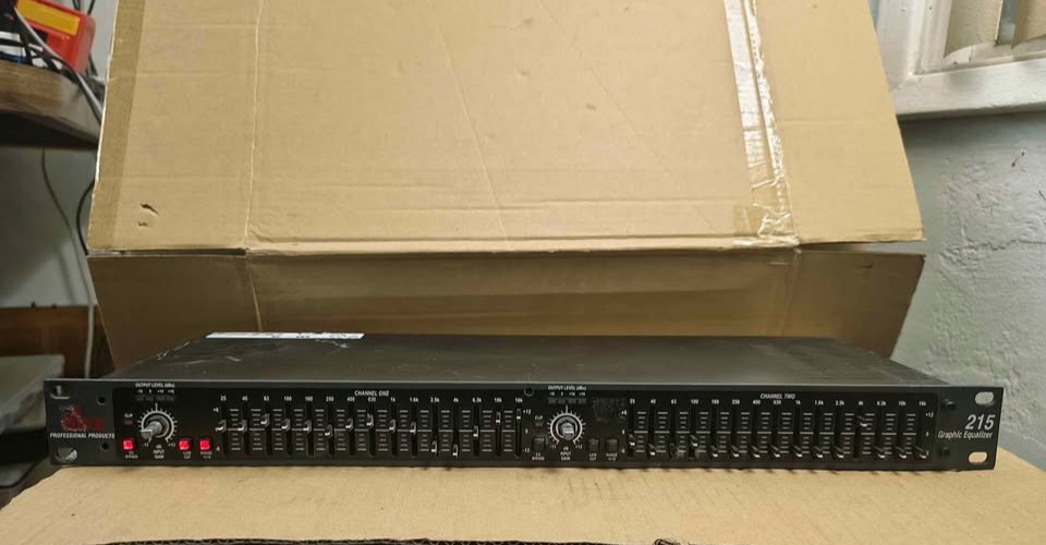 DBX 215 Dual 15 band Graphic Equalizer   Knobs Missing,  Working.