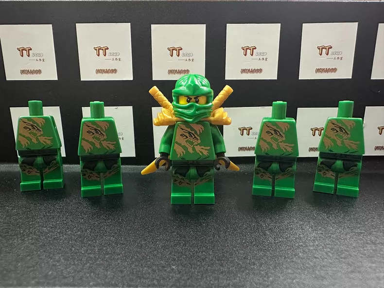 Pad Ninja NRG Lloyd DX Minifigure, Carrying weapons