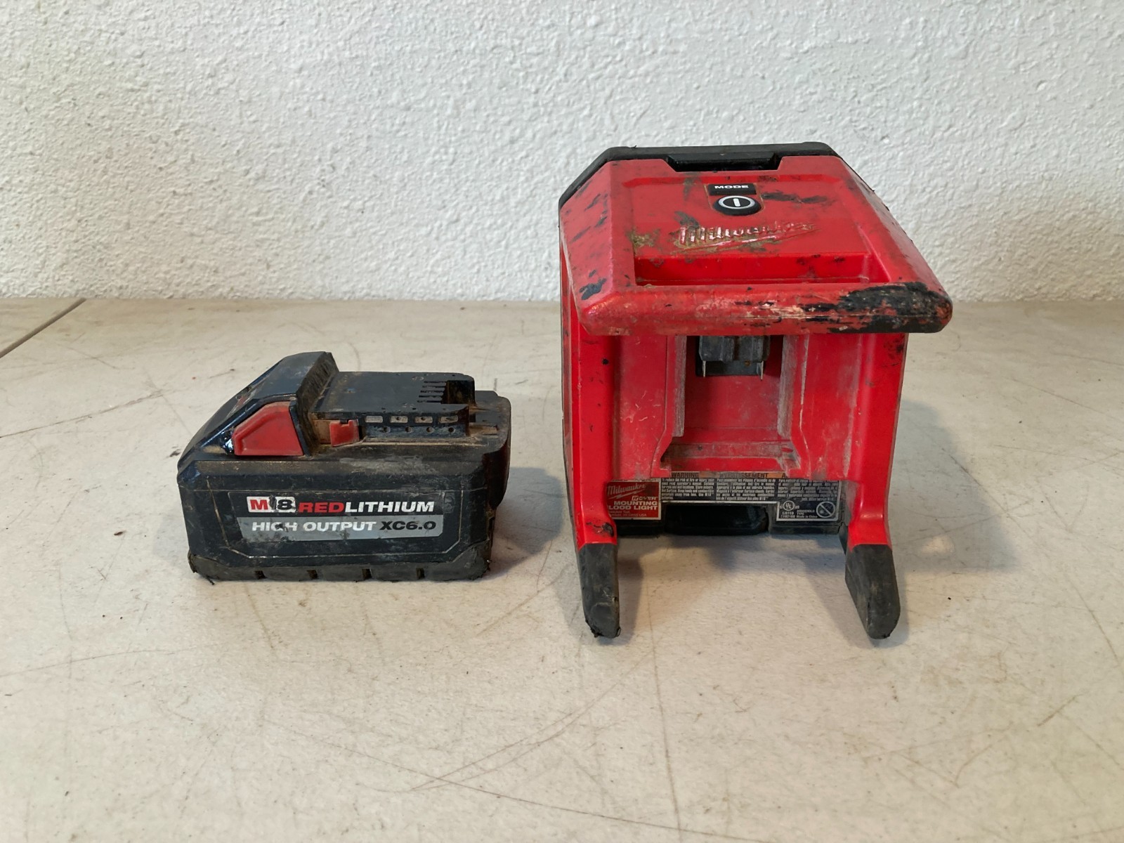 Milwaukee M18 REDLITHIUM XC6.0 Battery & Mounting Flood Light Tool