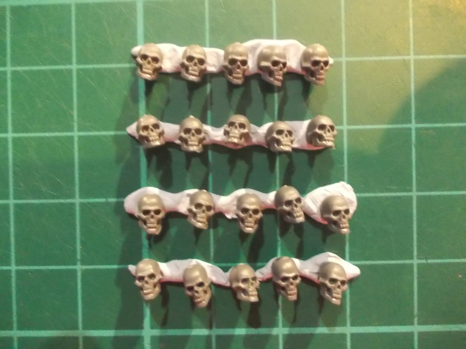 Warhammer 40K - 20 Human skulls with jaws Base decor - 40k bits