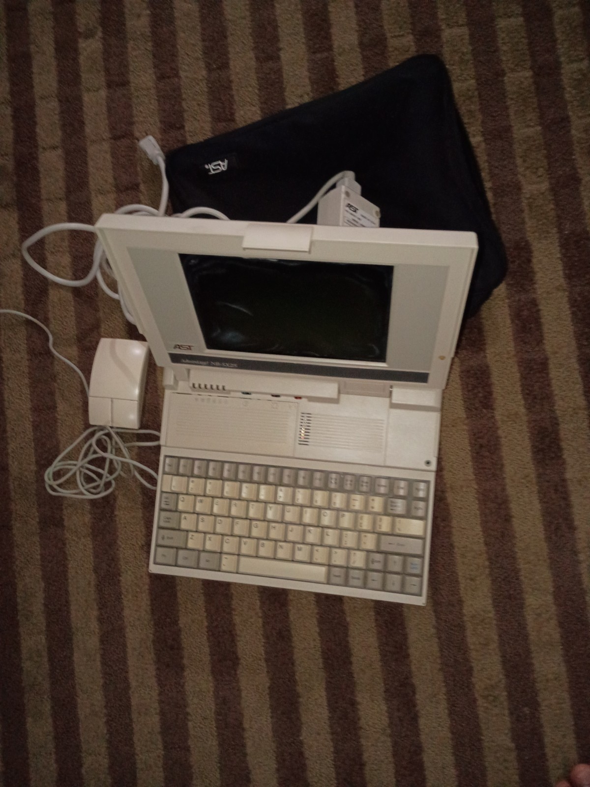AST Advantage NB-SX25 Vintage Laptop Computer w/ Mouse, Adapter & Bag( UNTESTED)