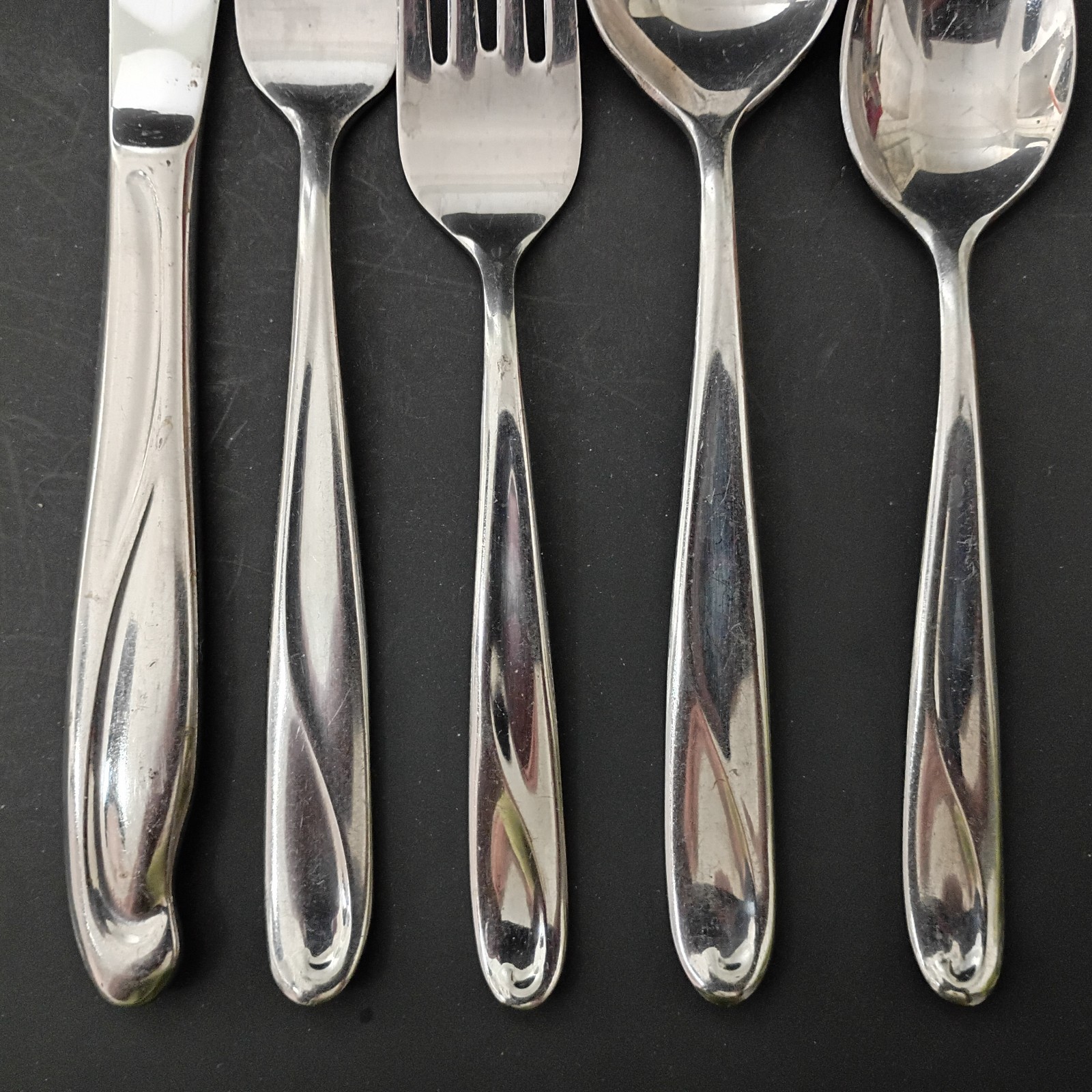 One Reed and Barton Edgartown Stainless Flatware 5 Piece Place Setting