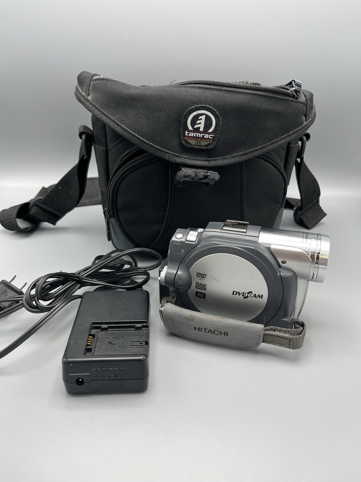 Hitachi GX3200A DVD Cam Widescreen 16:9 w/ Case & Charger -Video Camera Recorder