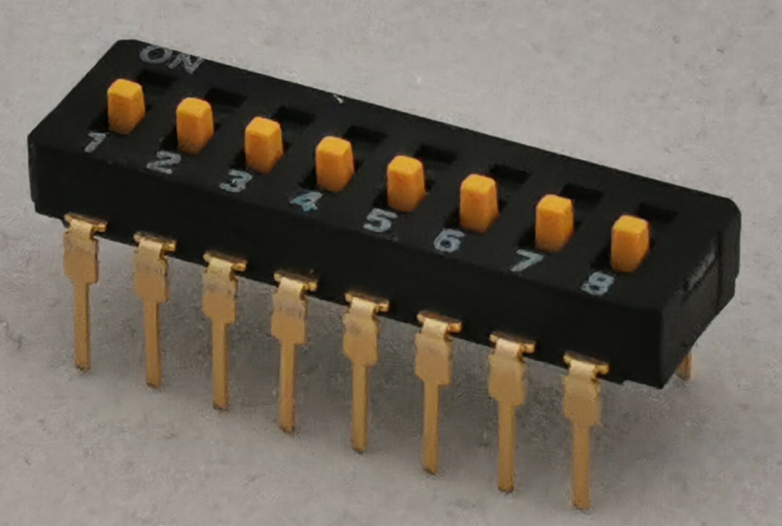 NEW A6D-8103 / A6D8103 Omron, DIP Switches 8 POS Raised Actuator