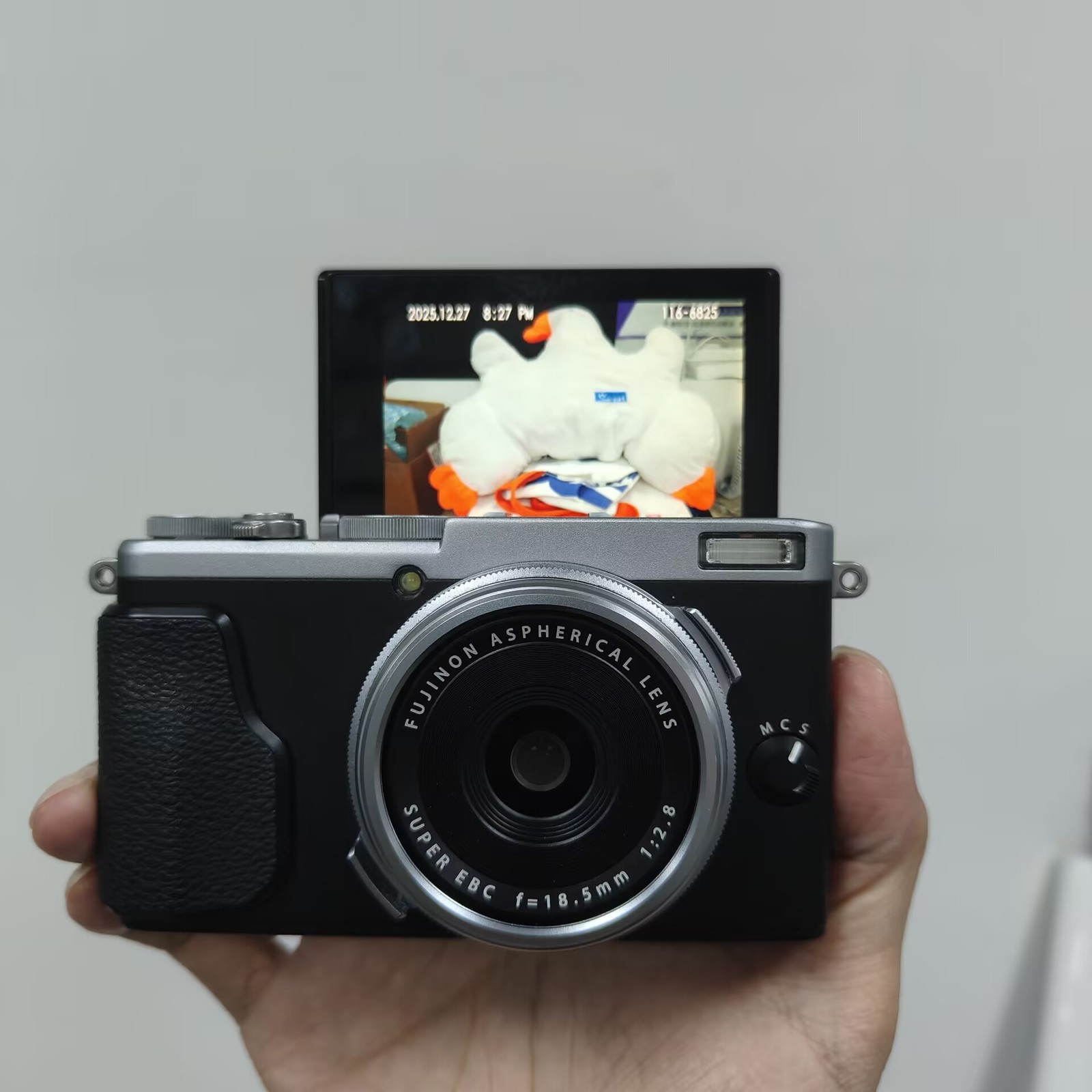 Fujifilm X70 16.3MP Digital Camera English Language X-Trans CMOS II APS-C sensor