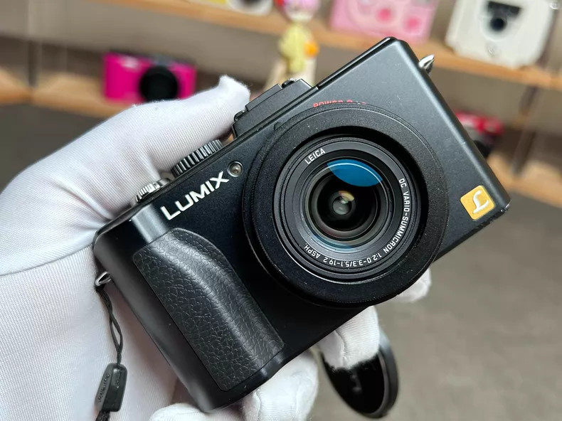 Panasonic LUMIX DMC-LX5 10.1MP 3.8X Optical Zoom Compact Digital Camera English