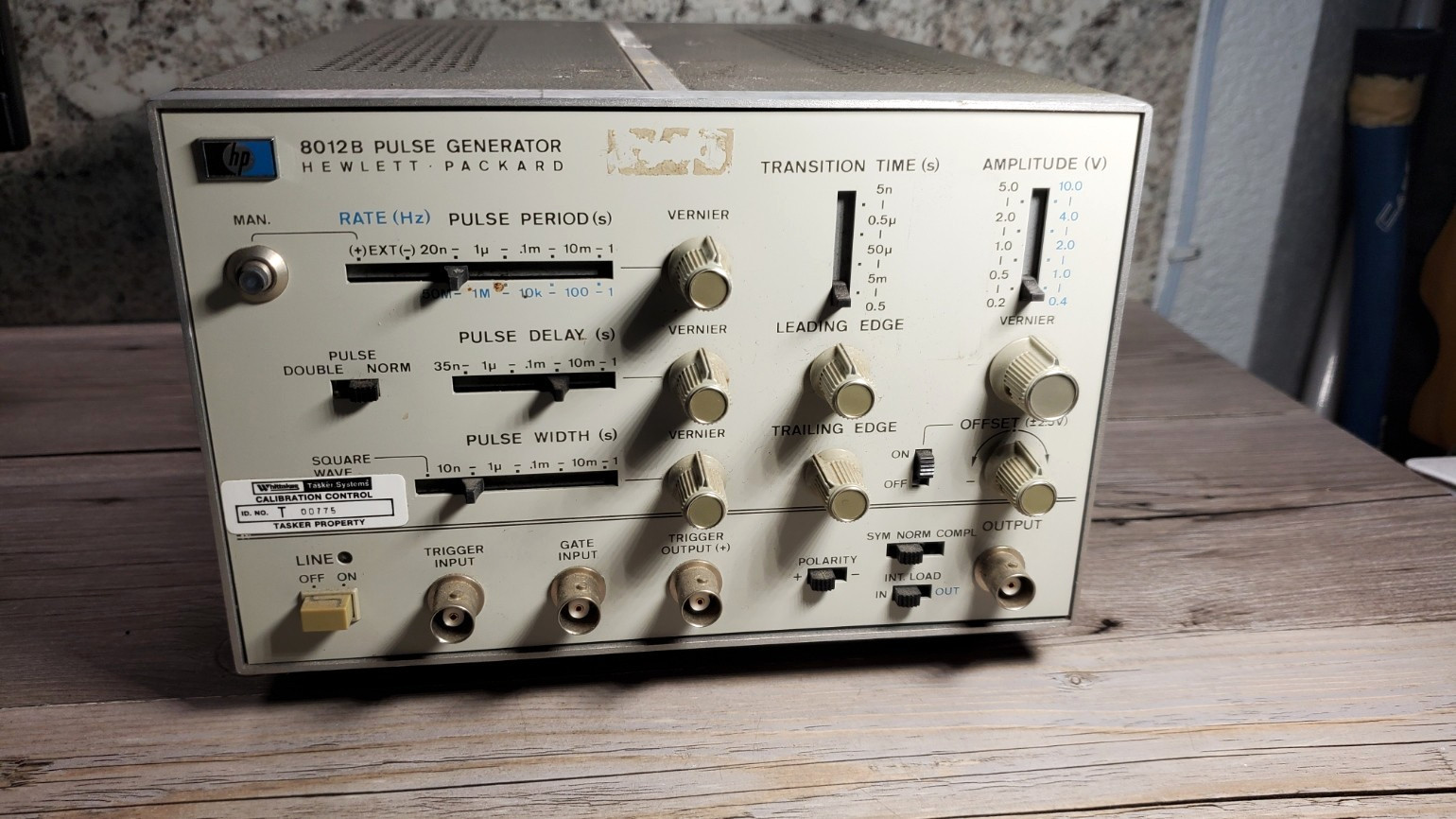HP Hewlett Packard 8012B Pulse Generator- Powers On For Parts/Repair