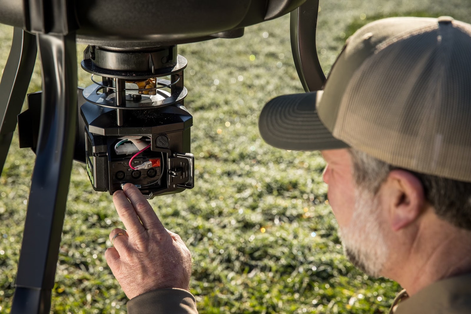 Moultrie Pro Hunter III 360° Broadcast Game Feeder Kit