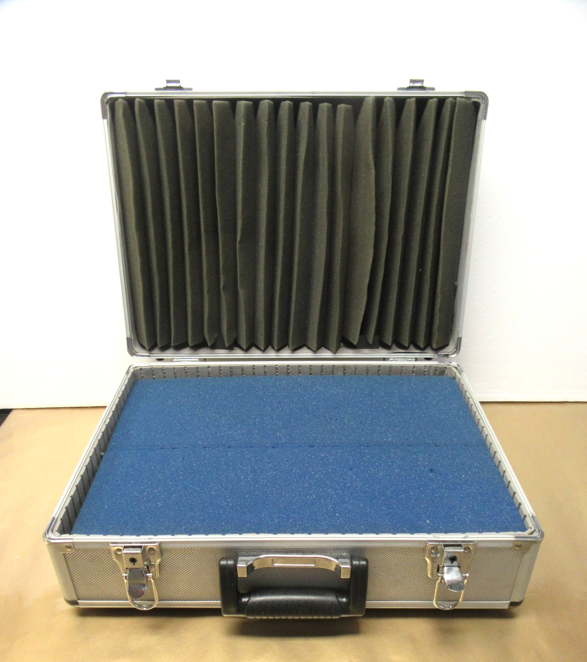 18" Aluminum Case w/Dense Foam Ready To Cut Out/Size/Shape!! 18"x13"x6" See Pics