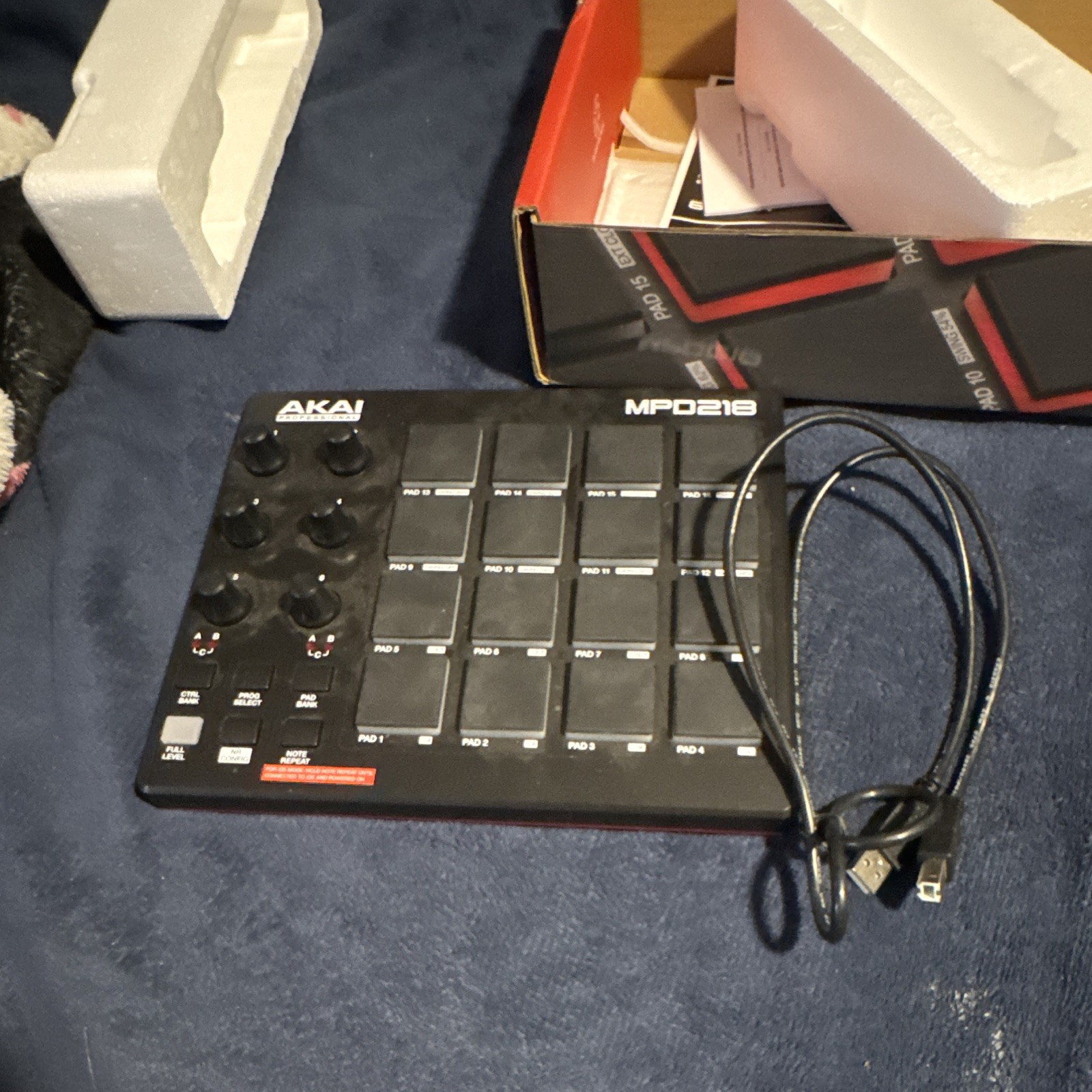 Akai Professional MPD218 MIDI Pad Controller 16 Pads USB w/ Box & Manuals