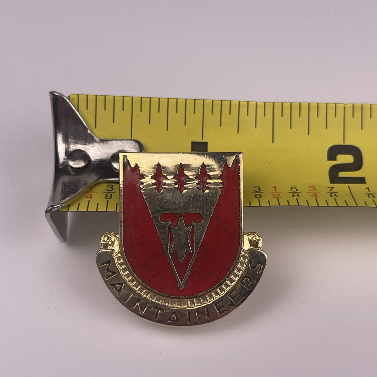 U.S. Military 801st Maintenance Battalion DI DUI Pin Insignia MAINTAINEERS G23