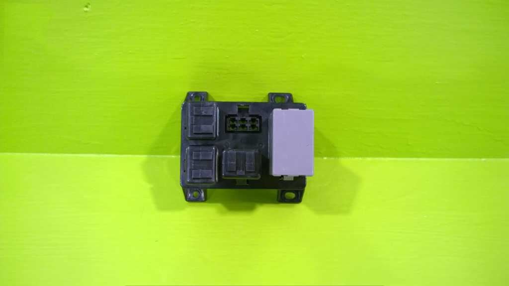 02 KIA SPORTAGE 2.0L AT FUSE RELAY OEM 2330-18
