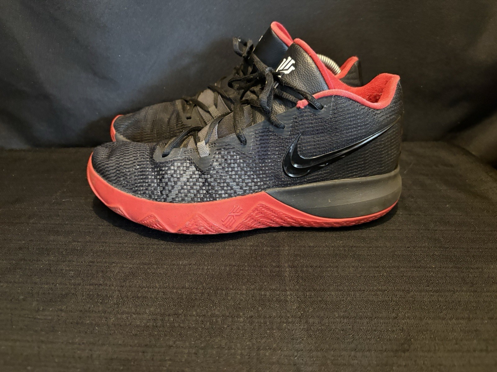 Nikes men’s size 10 Kyrie Irving red & black AA7071-060 READ DESCRIPTION