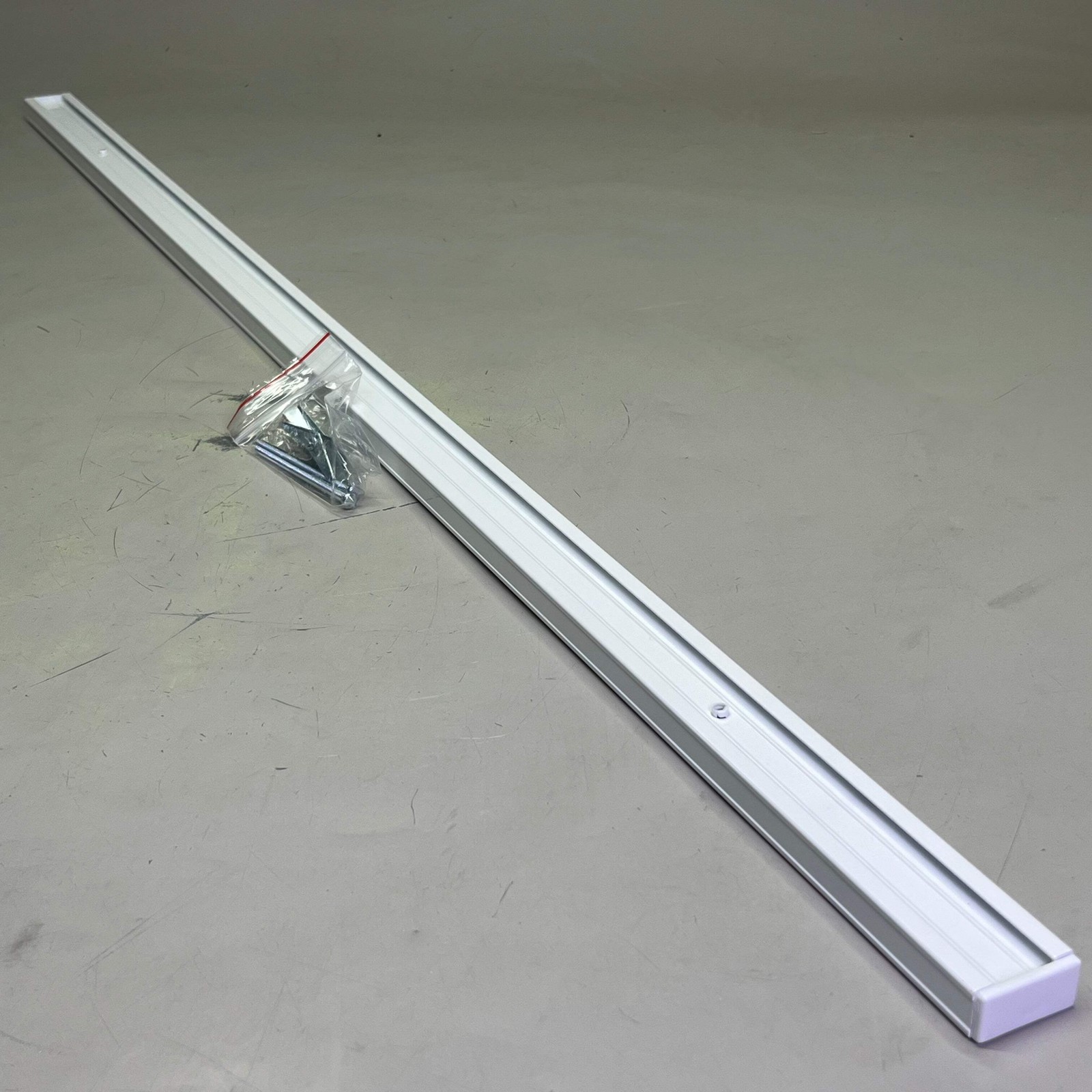 LEVITON Single Circuit Track Lighting Sz 4’, White Finish LT4P