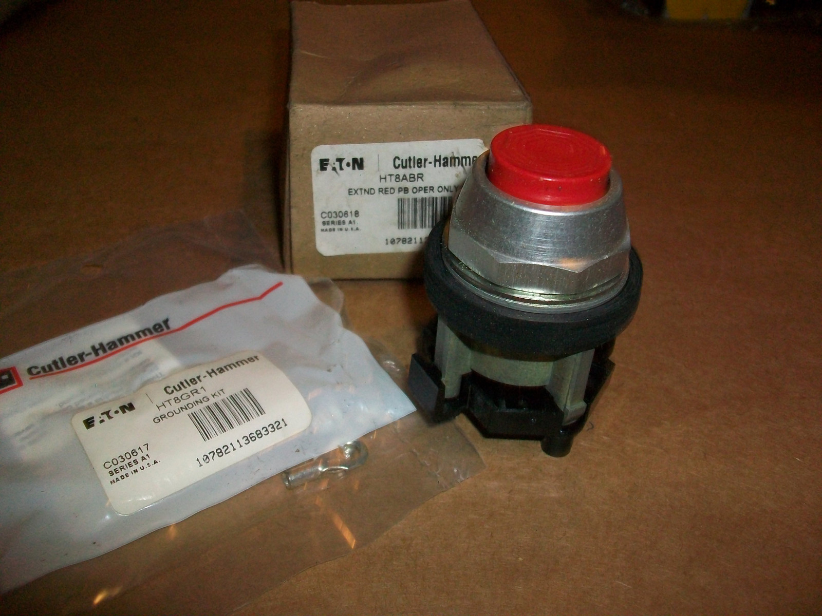Cutler Hammer Extended Head Push Button HT8ABR    Red   NEW IN BOX