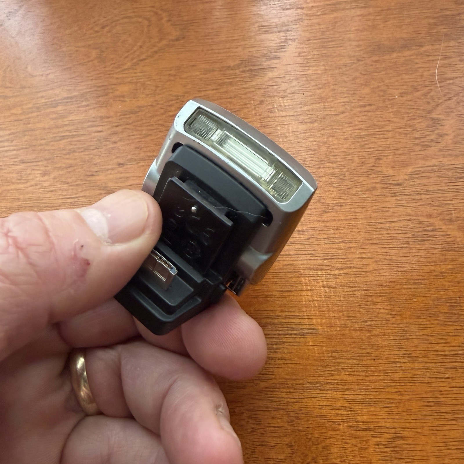 Olympus 4FS1 Shoe Mounted Flash for OM-D & Pen F Micro 4/3 Cameras Works Well!