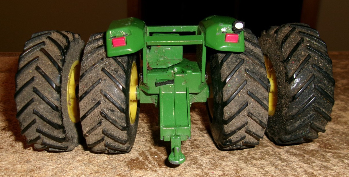1/32 ertl john deere 4wd tractor rear end plastic rims has bent axle good used