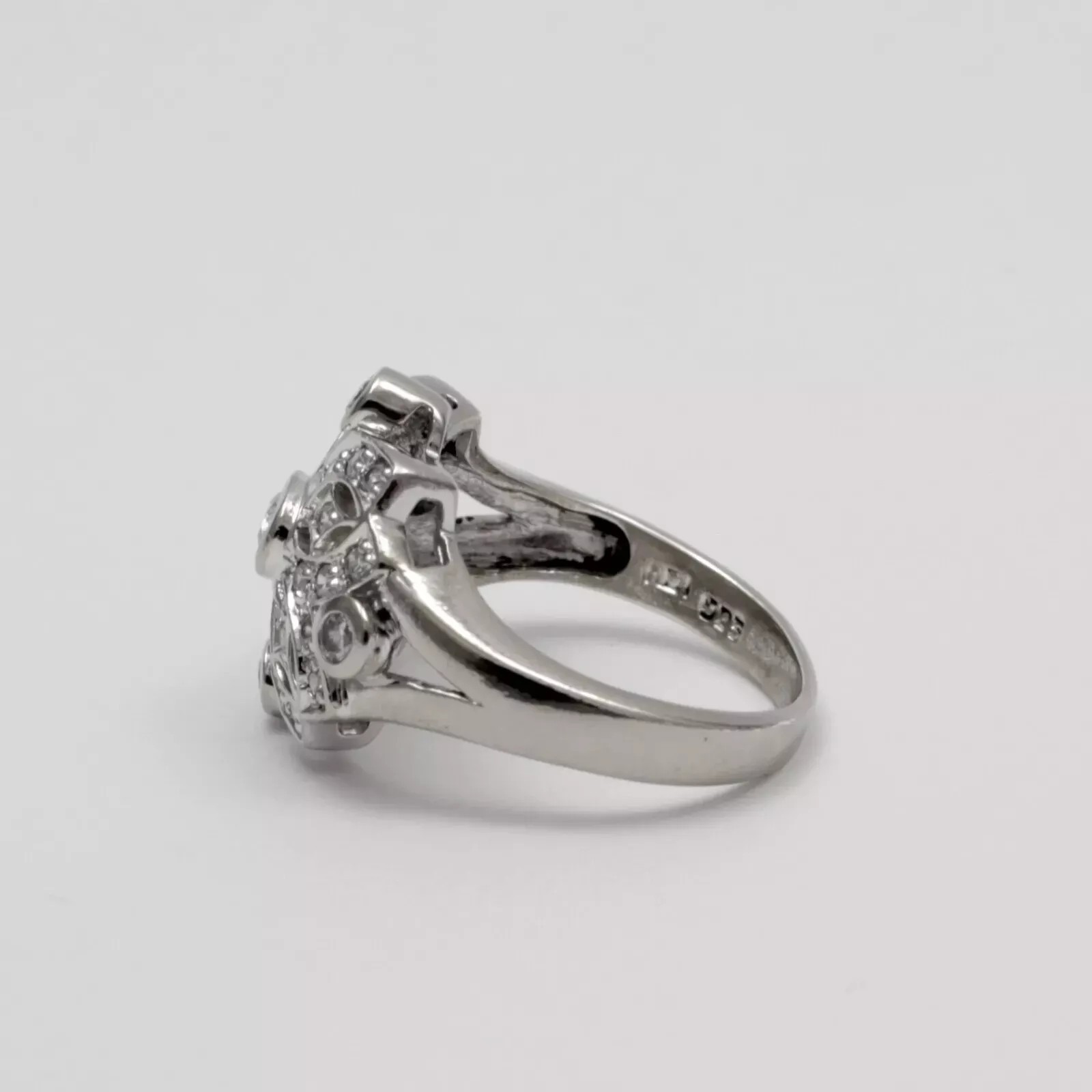 0.70Ctw White Round Cut Bezel Set Antique Style Engagement Wedding Silver Ring