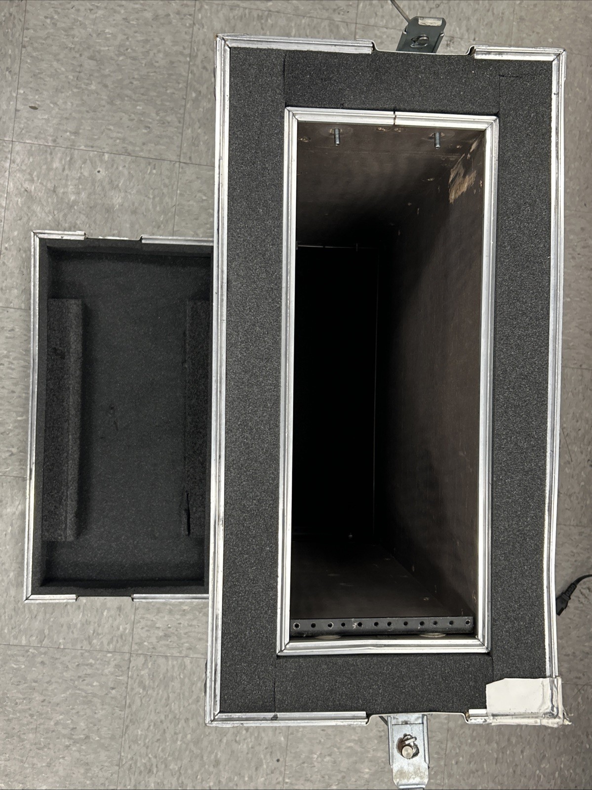 Flight Case Server Rack 4U Penn Elcom 19” Wide 21” Depth 2” Foam, missing parts