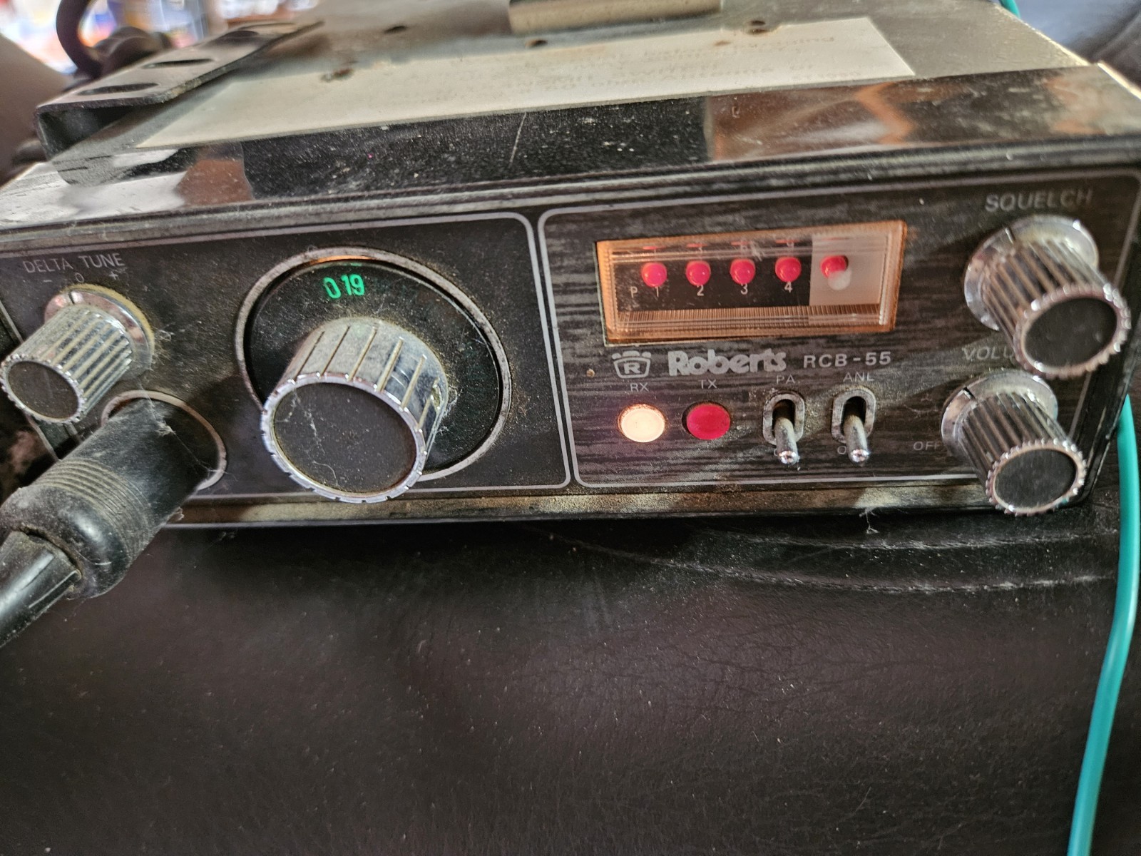 Roberts RCB-55 23-Channel CB Mobile/In-Vehicle Radio Powers Up W Mic