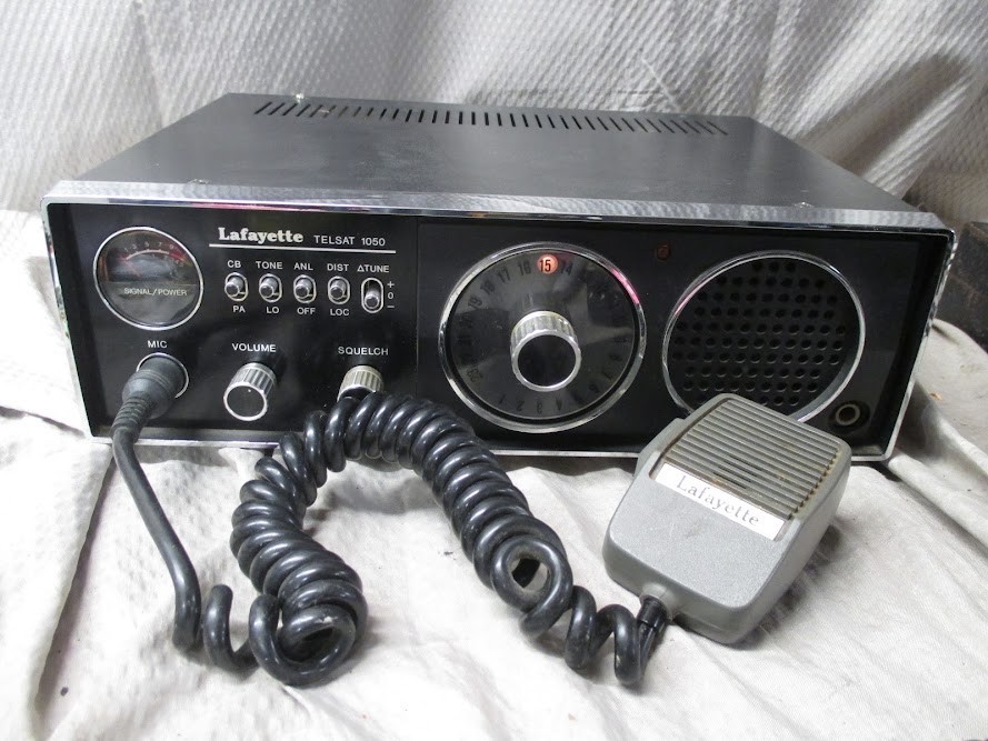 Vintage 1976 Lafayette Telsat 1050 CB with Original Microphone | Works Great