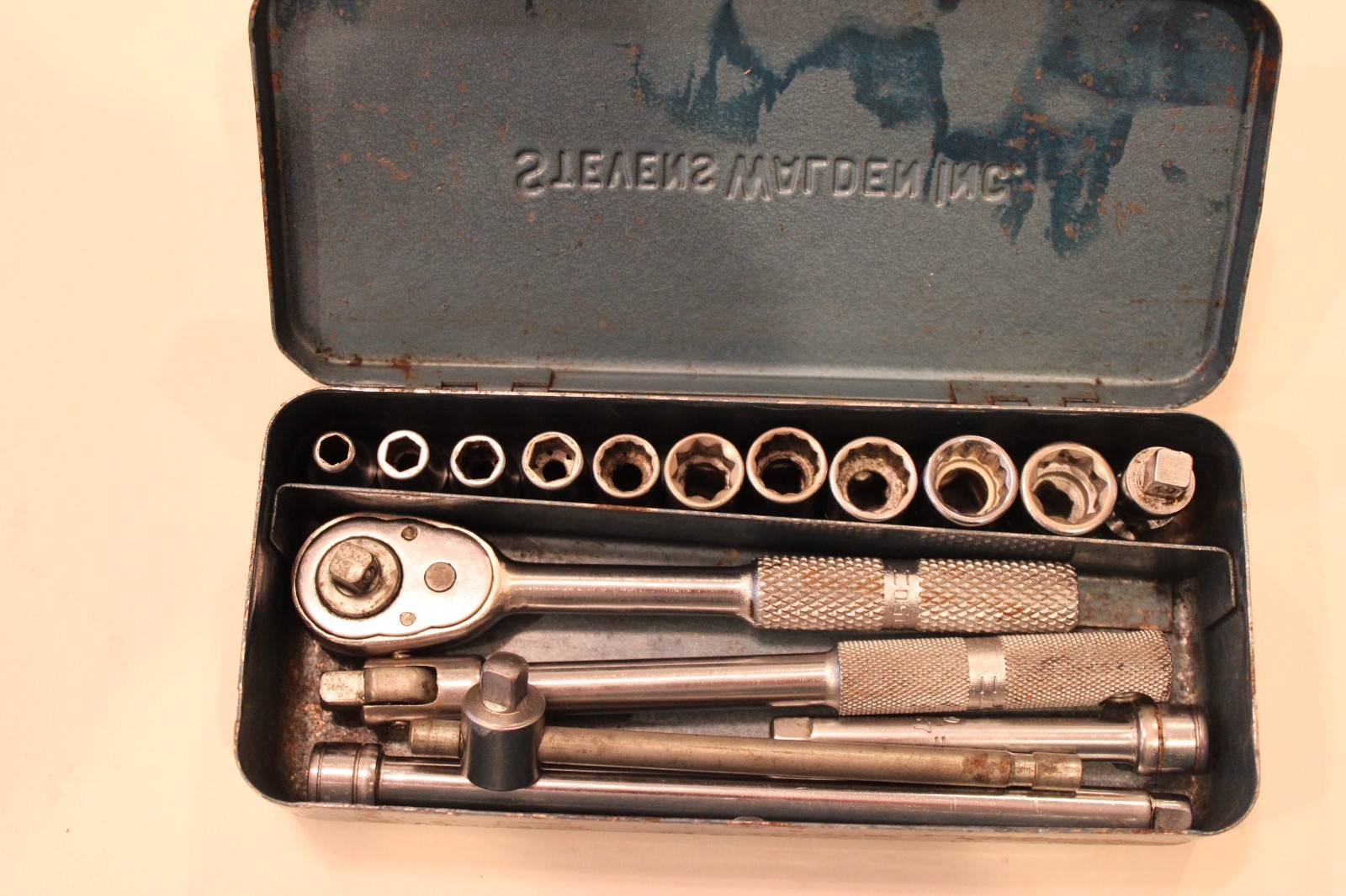 VINTAGE STEVENS WALDEN INC. 16 PC.  1/4" SOCKET SET W/METAL BOX