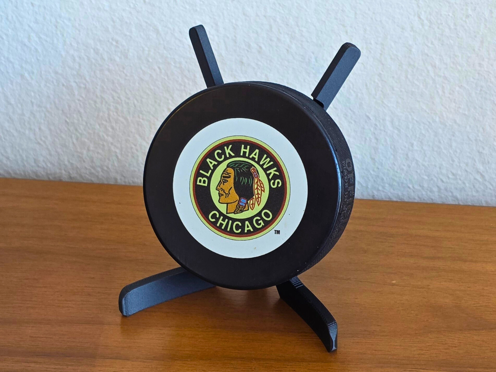 Hockey Puck Display Stand - Hockey Sticks Puck Holder for Collectible Pucks