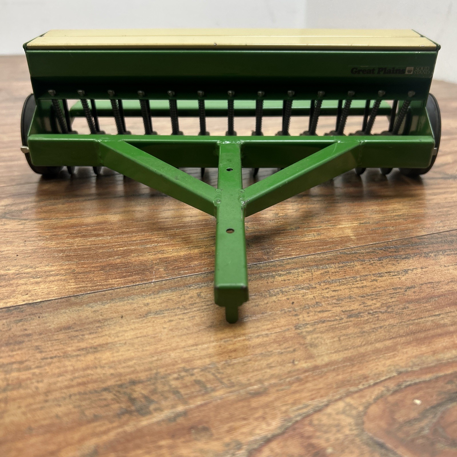 1/16 Great Plains Solid Stand End Wheel Drill Tractor Implement toy