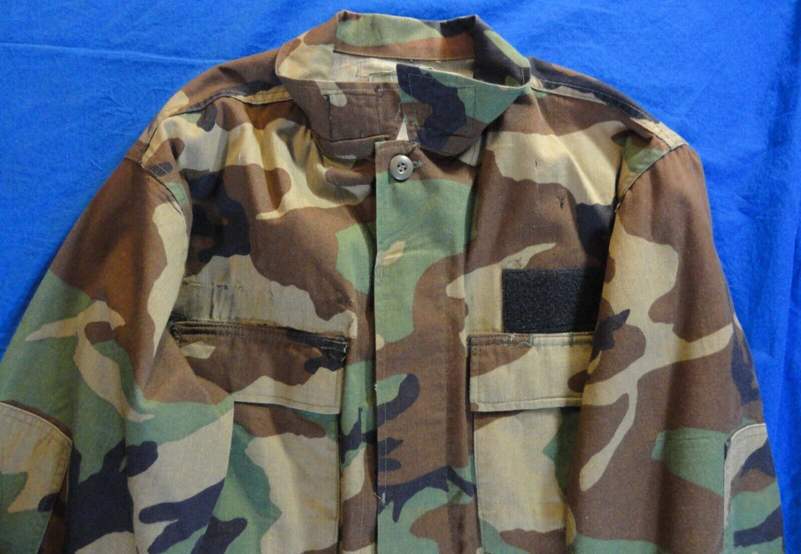 BDU WOODLAND CAMOUFLAGE JACKET W/ CHEST HOOK & LOOP ID SMALL SHORT