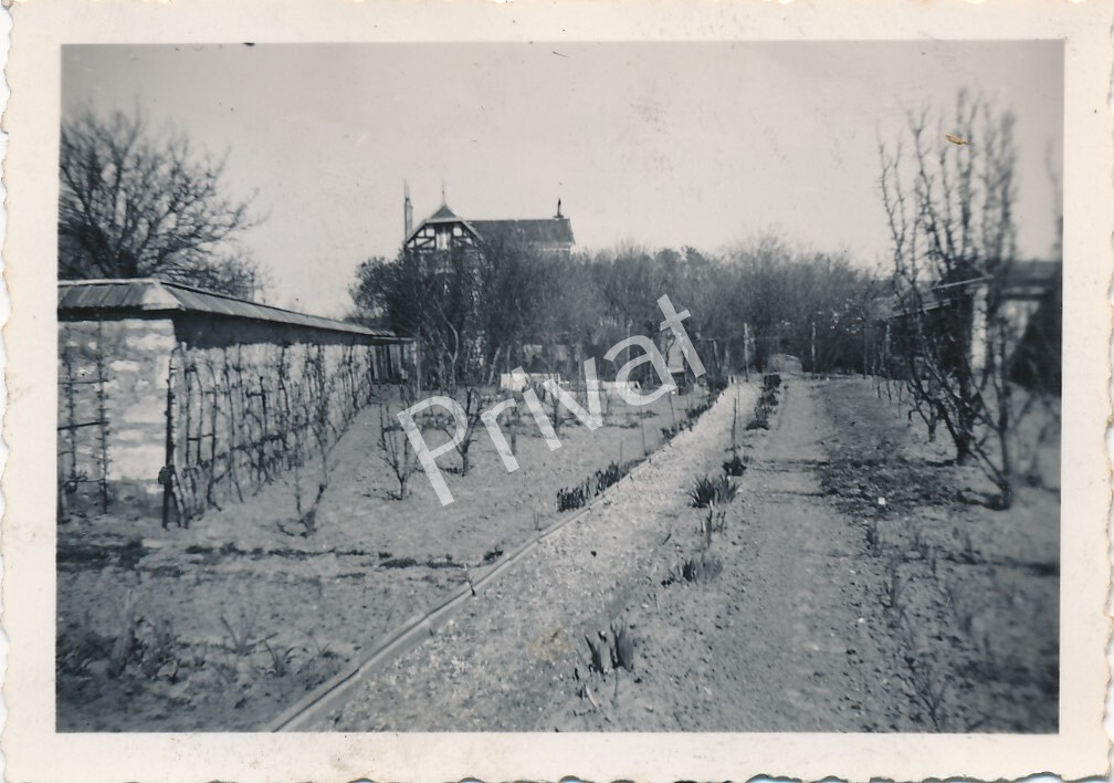 Photo WW II Wehrmacht Soldiers Quarter Garden Cormicy France K1.28