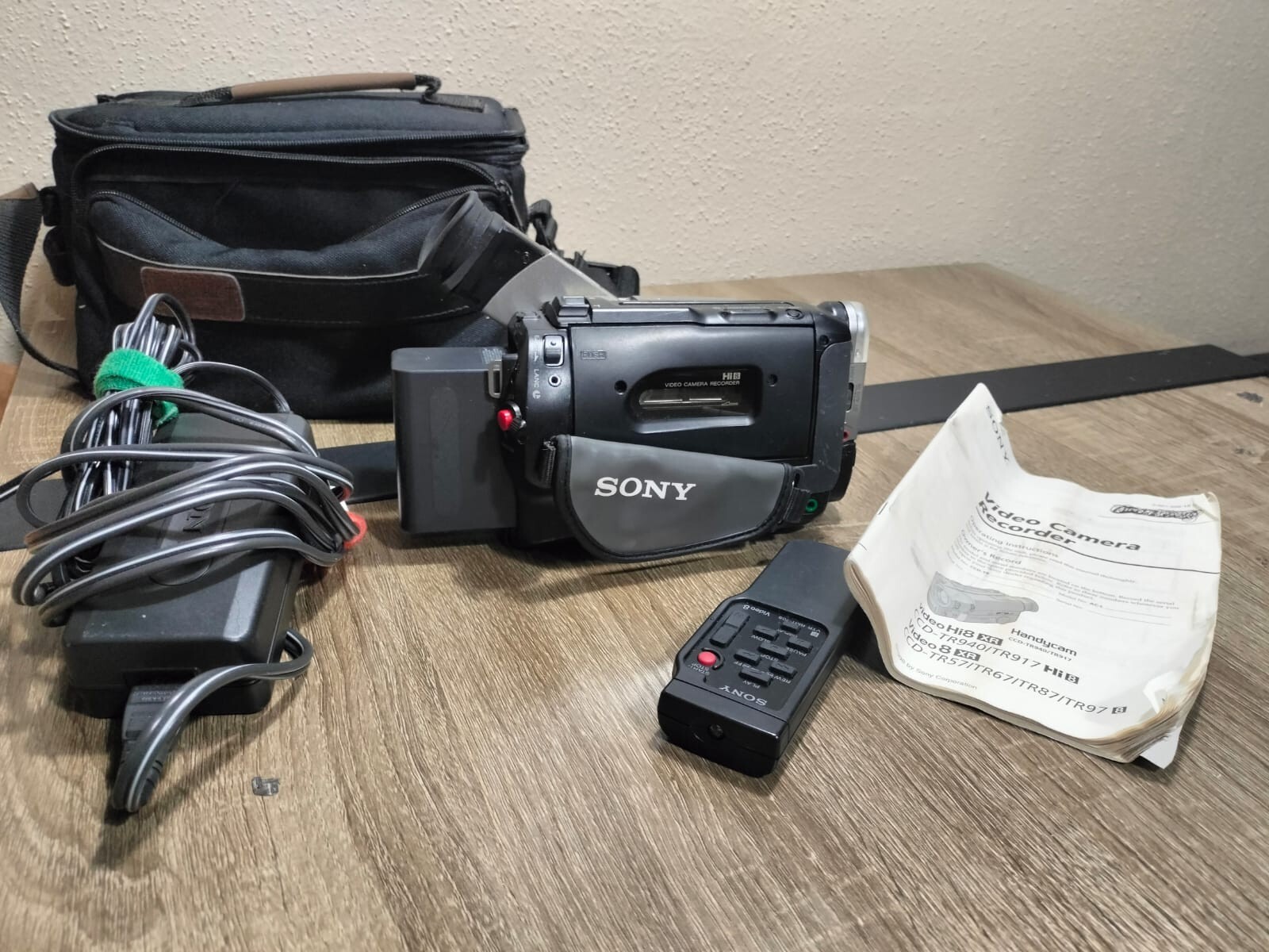 Sony HandyCam 72x Model # CCD-TR917 w/ all Accessories **EXCELLENT CONDITION**