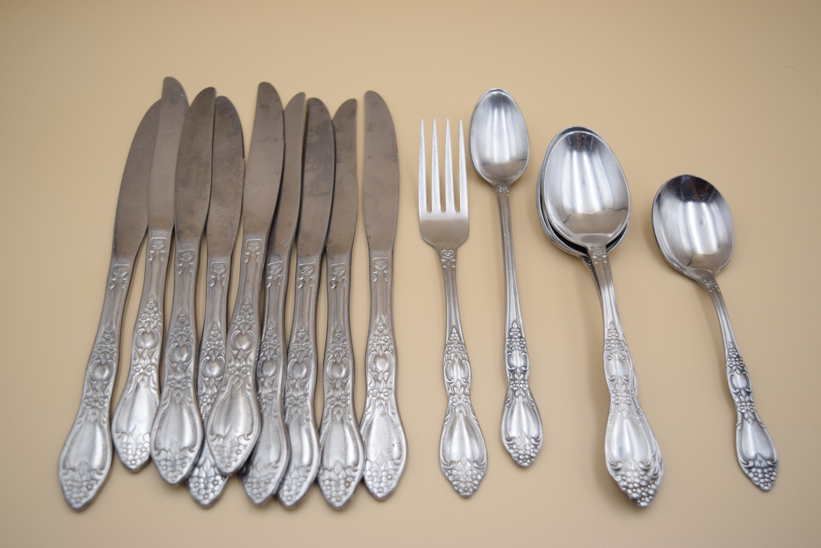 18pc Wm Rogers Floral Flatware Set Knives Iced Tea Spoons Fork Oneida