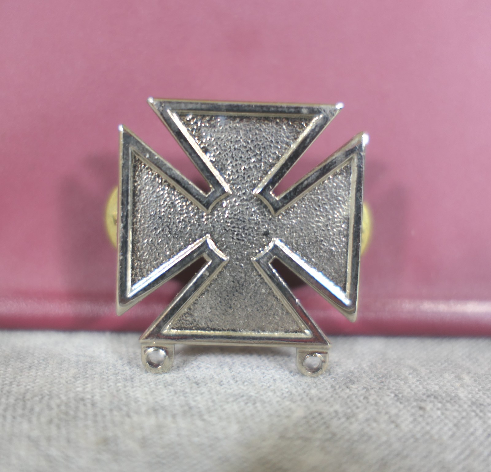 Silver Metal USA Military Maltese Cross Marksman Sharpshooter Pin 1" W S-38