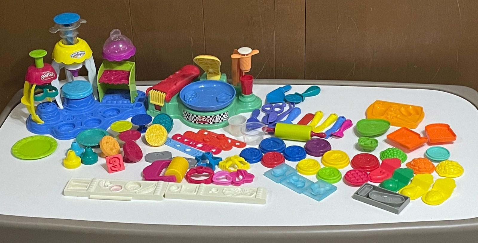 Play-Doh Sweet Shoppe Frosting Fun Bakery Flip 'N Serve Breakfast Set 60+ Pieces
