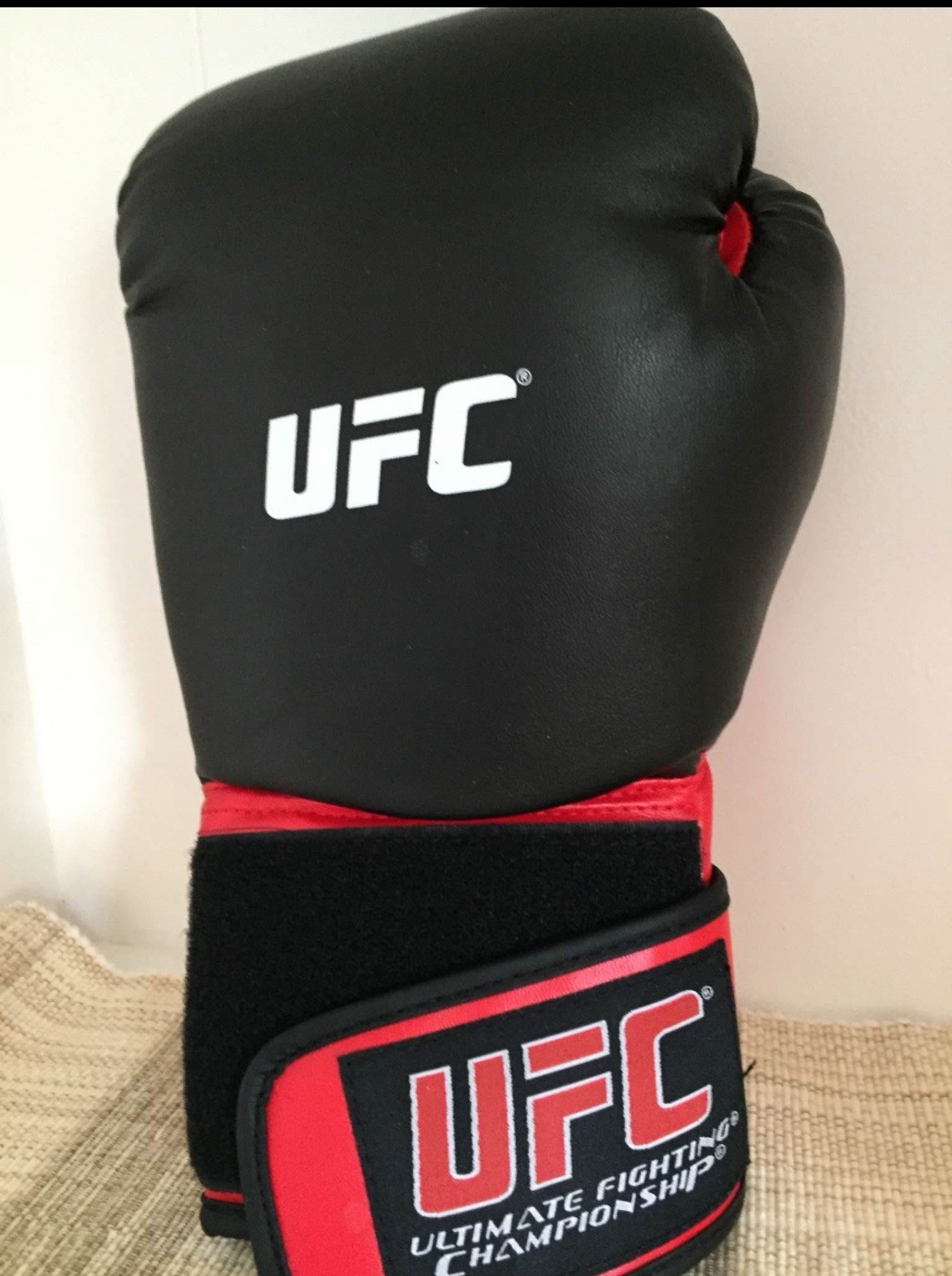 UFC Heavy Bag Gloves NEW! Black & Red