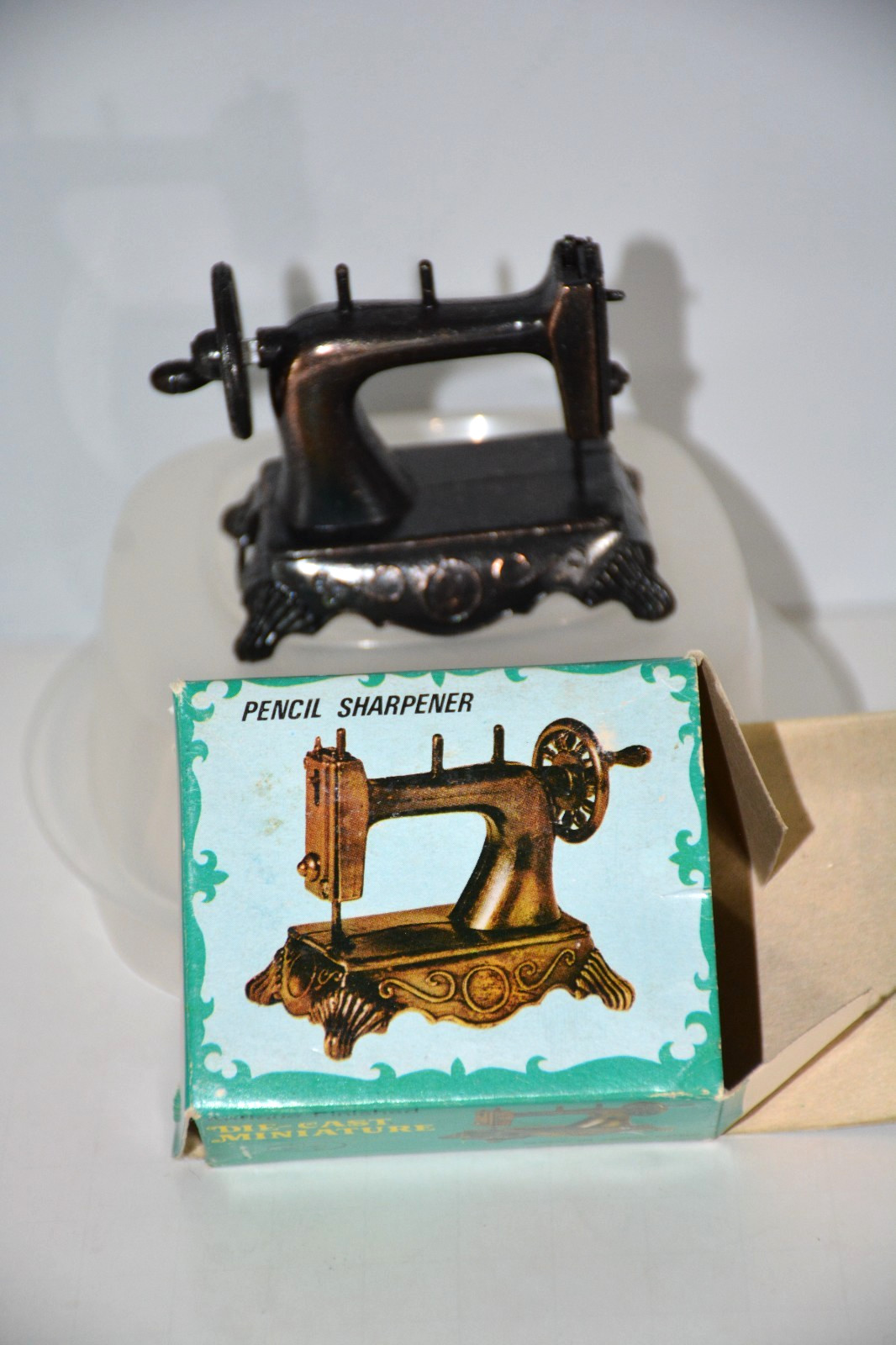 Miniature Vintage Sewing Machine Pencil Sharpener Diecast Metal Dollhouse 8751
