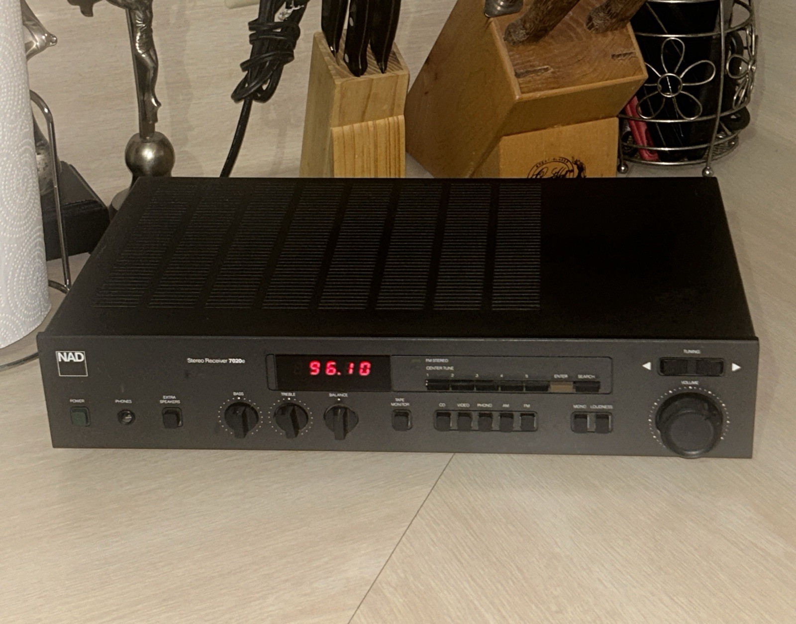 NAD 7020E, AM/FM receiver. (ref J 730)