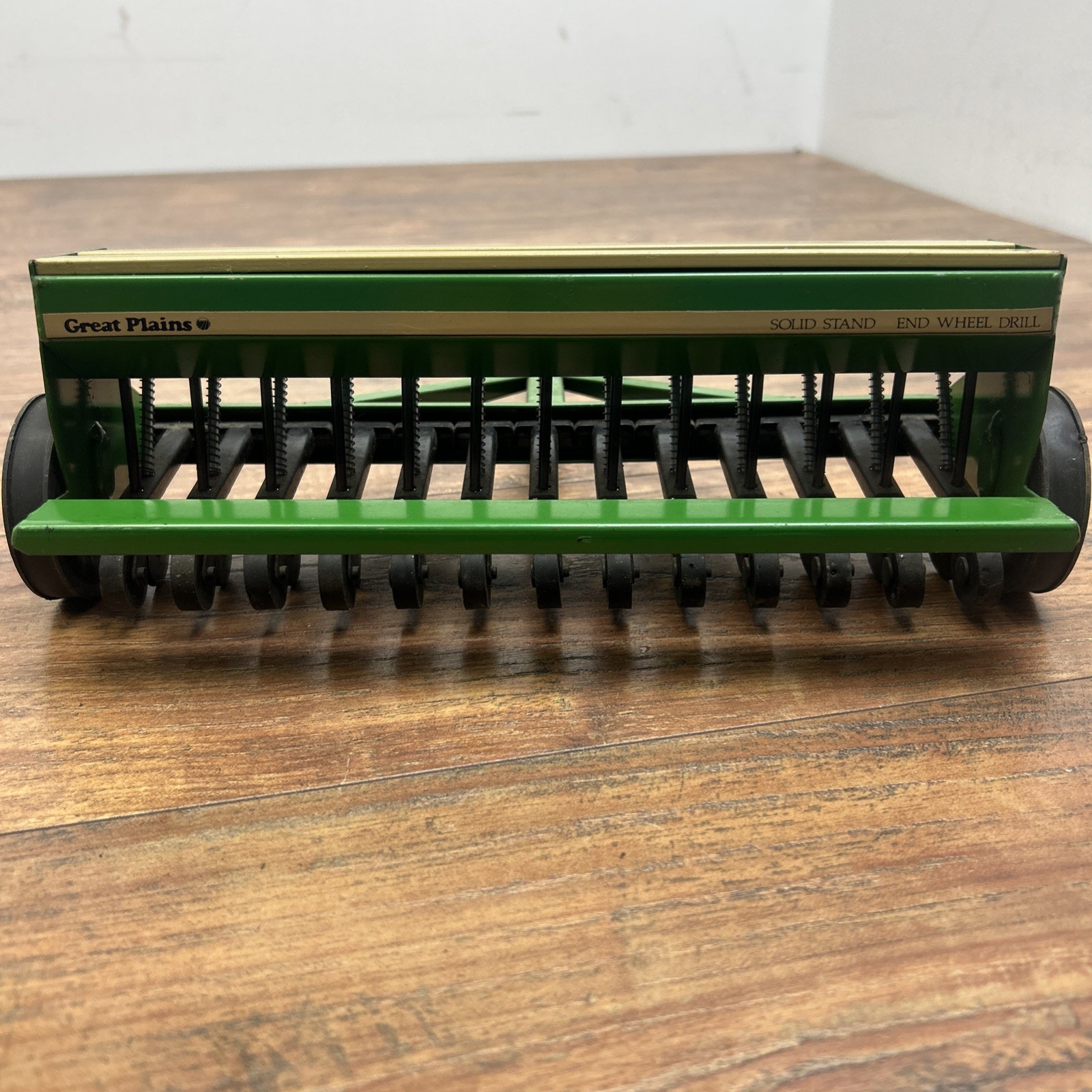 1/16 Great Plains Solid Stand End Wheel Drill Tractor Implement toy