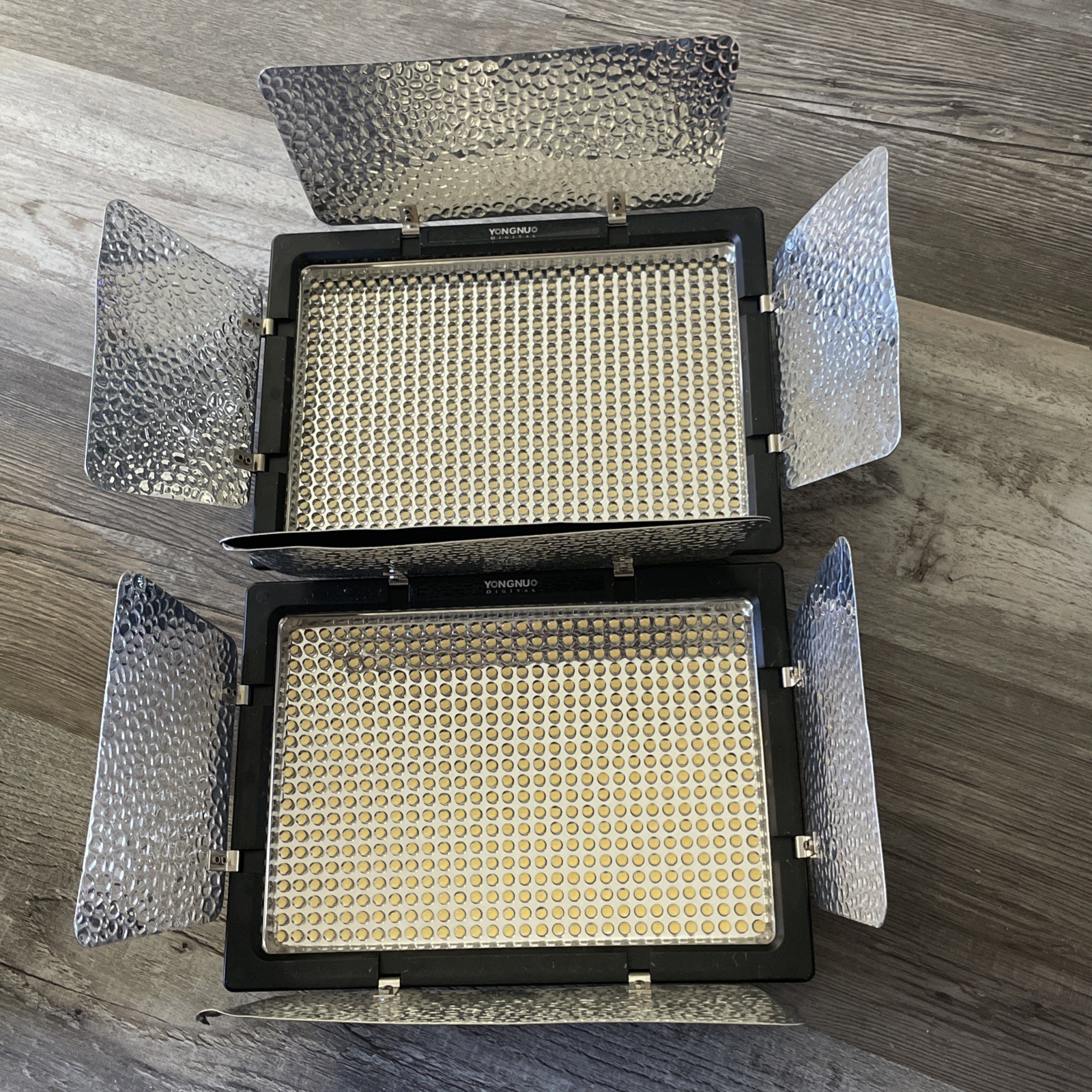 (2) YONGNUO YN600LII LED Video Light