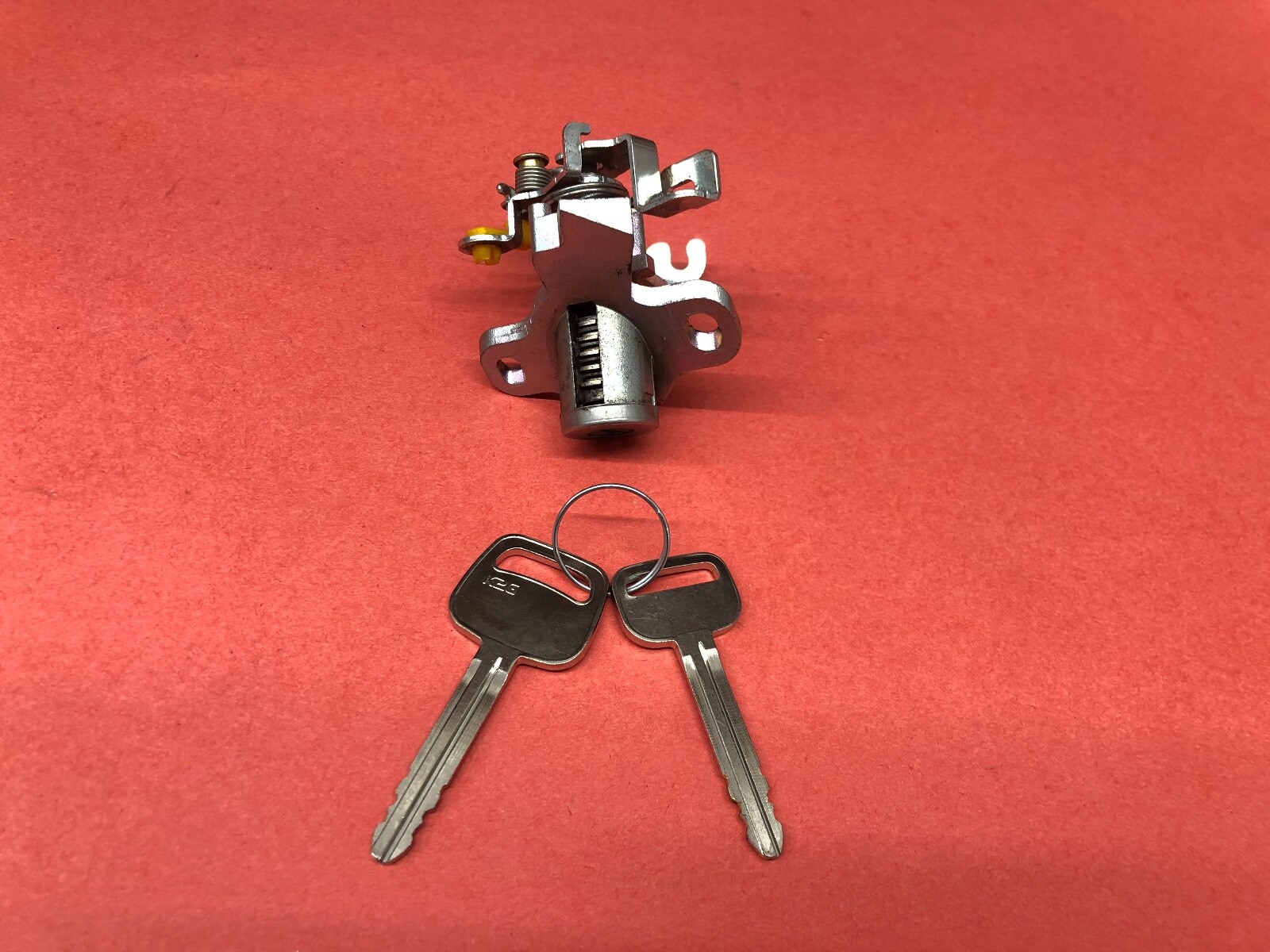 2002-2006 TOYOTA CAMRY TRUNK LOCK CYLINDER W 2 KEYS USED OEM!