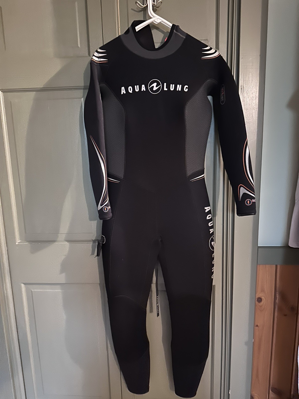 Woman’s Aqua Lung Wet Suit 5.5mm Size M/L