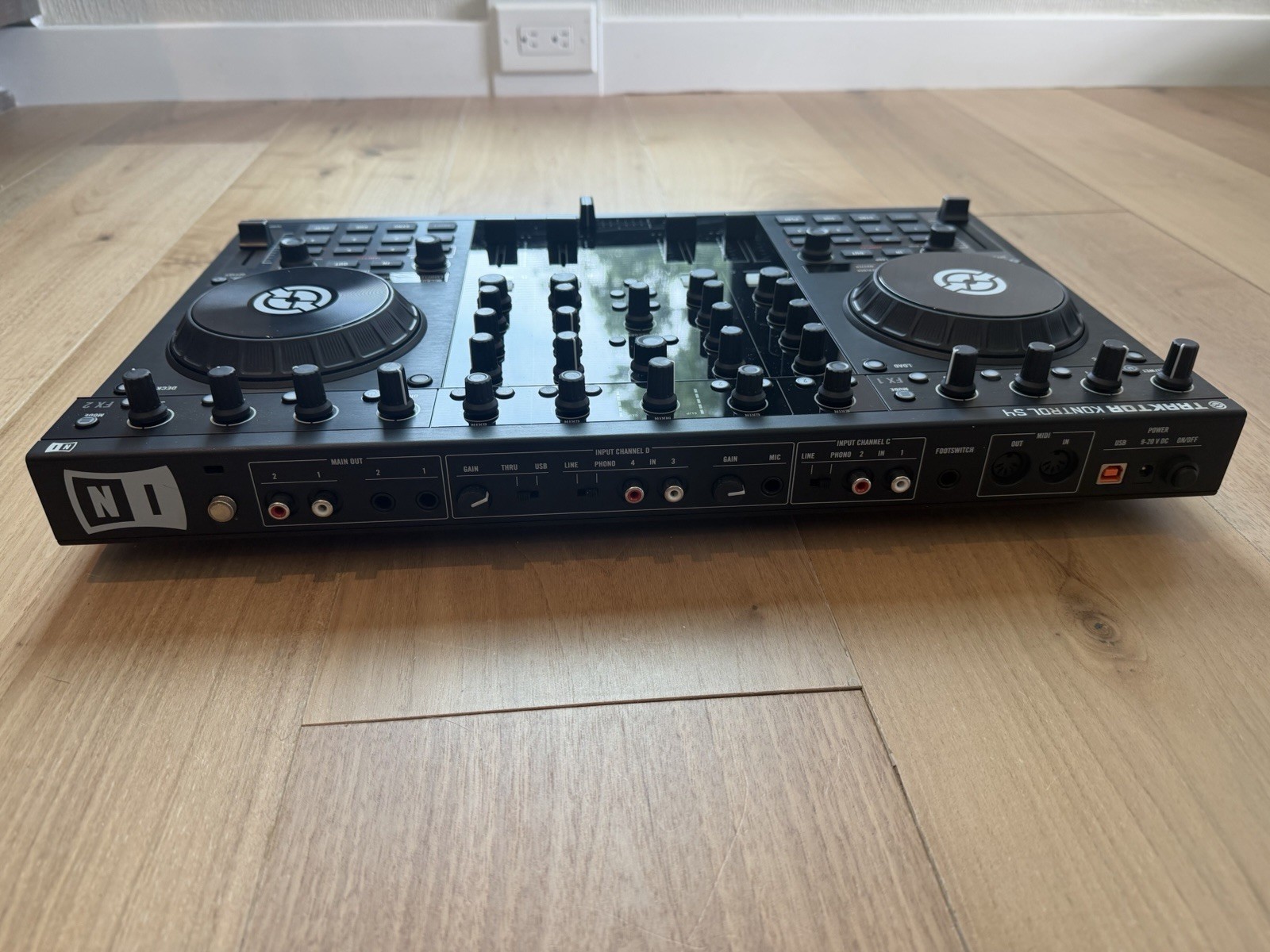 Native Instruments Traktor Kontrol S4-Namba Gear Backpack-Laptop stand-Cords