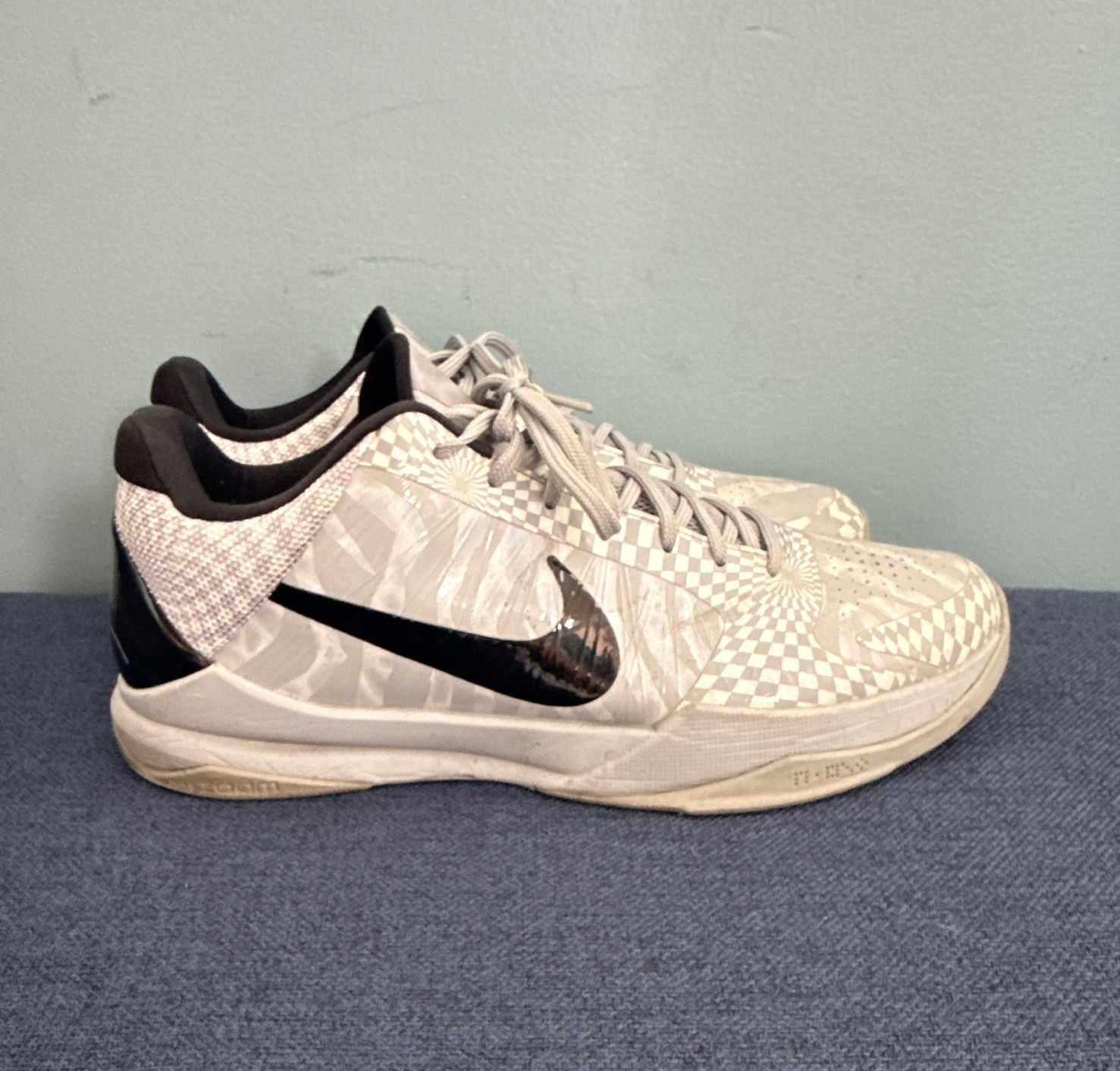 Nike Kobe 5 Men's Low Top Lace-Up Basketball Sneakers Demar Derozan