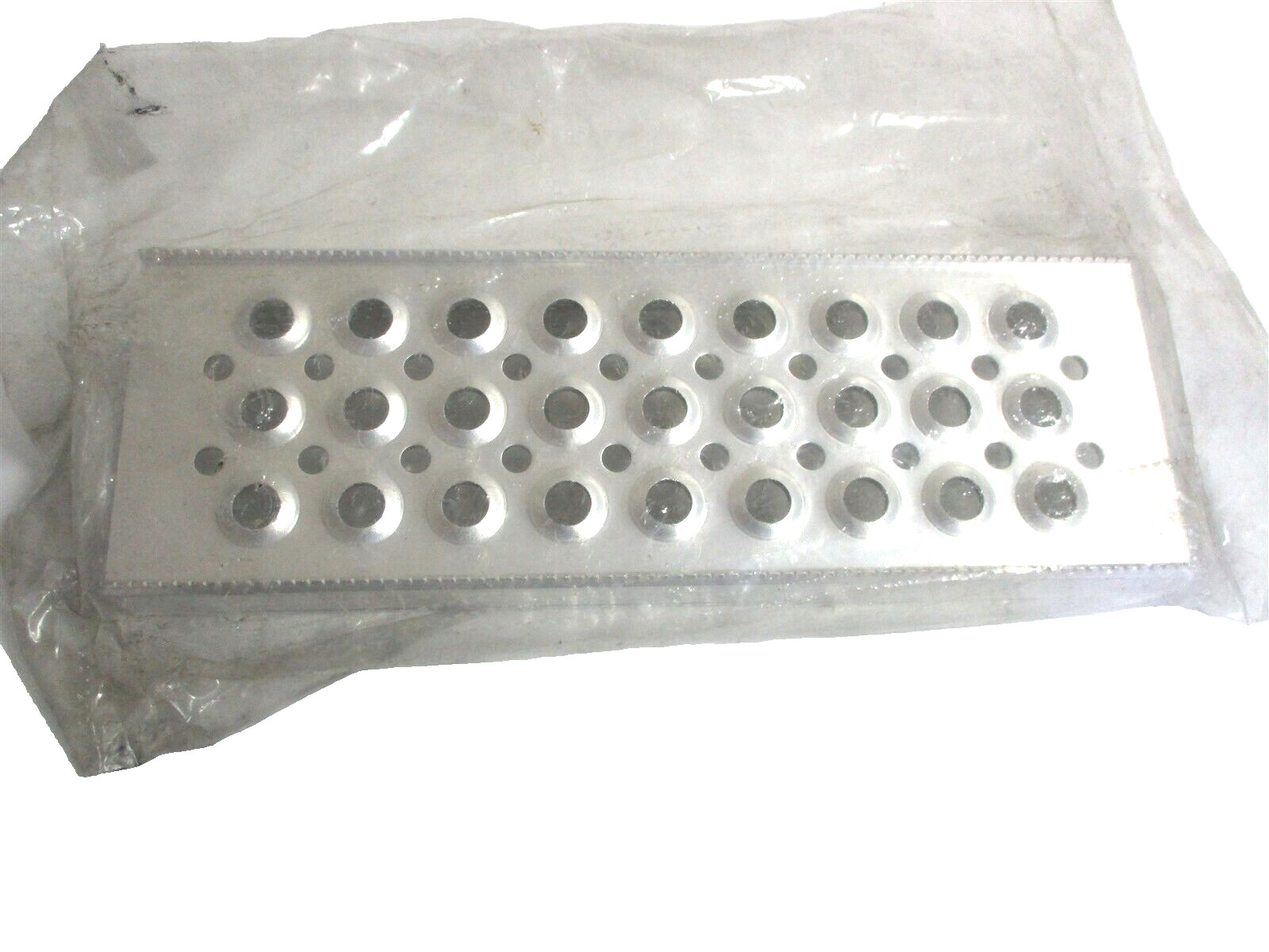 3564983C1 NEW OEM INTERNATIONAL FUEL TANK ALUMINUM STEP 14.75" LONG