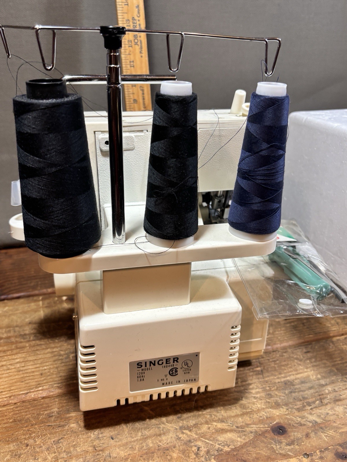 🧵 SINGER Merrittlock 14U44B Serger–Excellent Condition–Original Box –Thread Inc